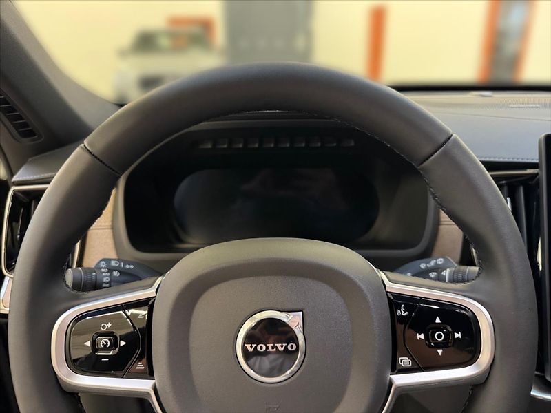Volvo XC90 (2025) 2,0 B5 AWD Dark Plus 2132 - fotka 8 z 15