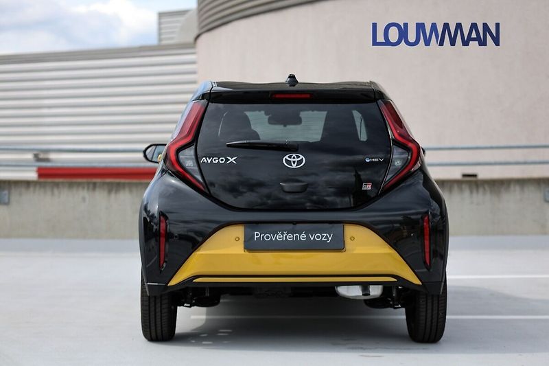 Toyota Aygo 1.5HEV GR SPORT - fotka 23 z 25