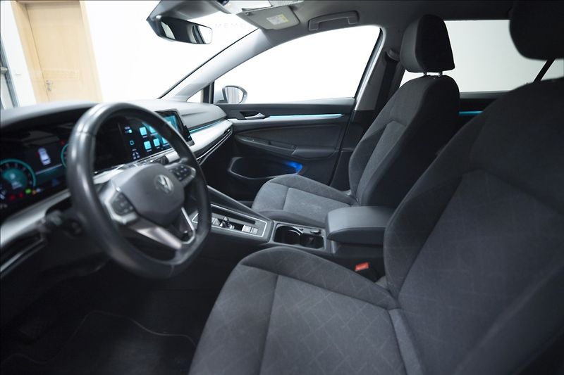 Volkswagen Golf 1,5 eTSI DSG KAMERA VÝHŘEV ČR - fotka 41 z 45