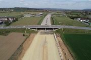 Stavba dálnice D1 v úseku mezi Říkovicemi a Přerovem významně pokročila.