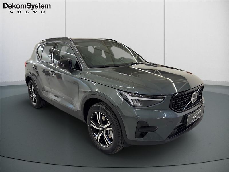 Volvo XC40 (2025) 2,0 B3 FWD Plus Dark 8367 - fotka 2 z 15