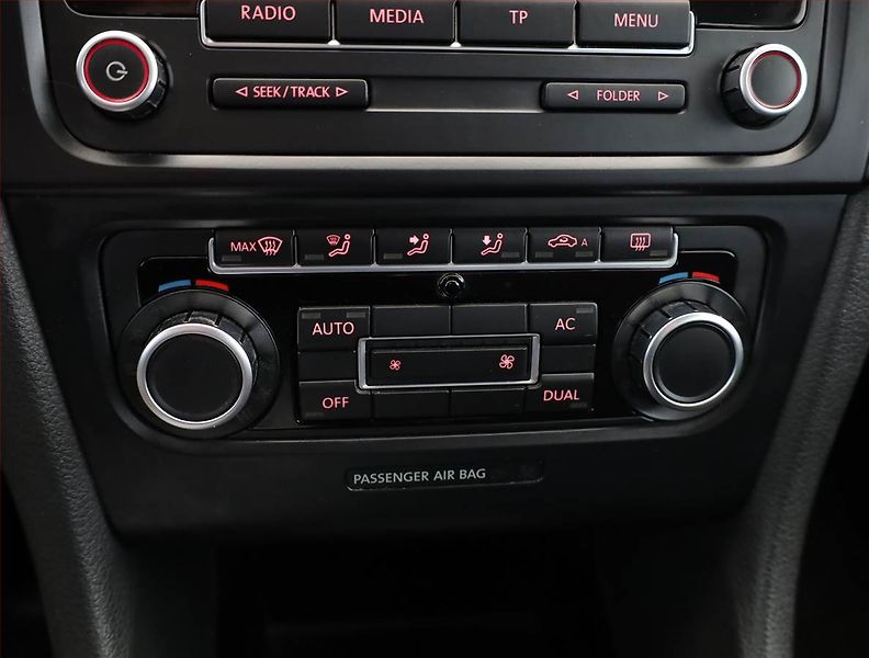 Volkswagen Golf (2010) 1.6 TDI, jezdí výborně - fotka 11 z 17