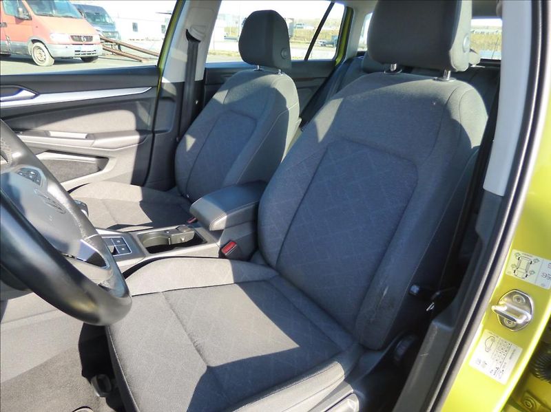 Volkswagen Golf 1,0 TSI Virtual Cockpit  Life - fotka 15 z 49