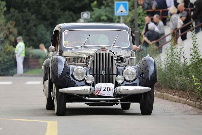 Na akci Jízda do vrchu a výstava historických vozidel se představilo na tři sta automobilů a motocyklů.