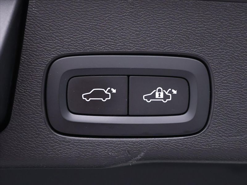 Volvo XC60 2,0 B5 173kW AWD Plus Dark CZ - fotka 10 z 33