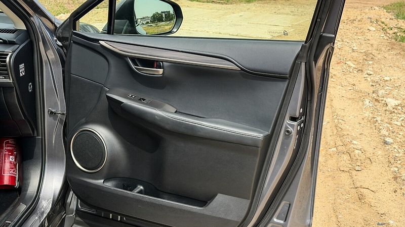 Lexus NX 300h 300H 2,5 HEV PREMIUM (LUXURY) - fotka 11 z 33
