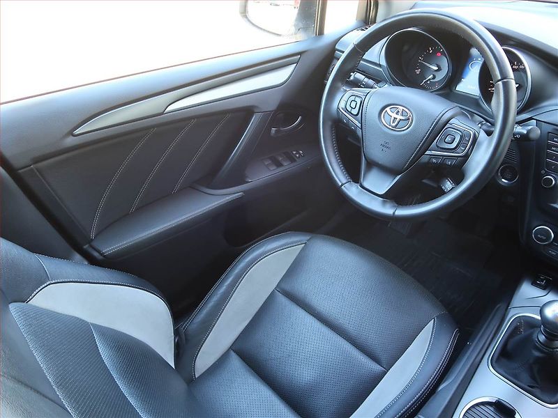 Toyota Avensis (2015) 2.0 D-4D, Navi, Tempomat - fotka 7 z 17