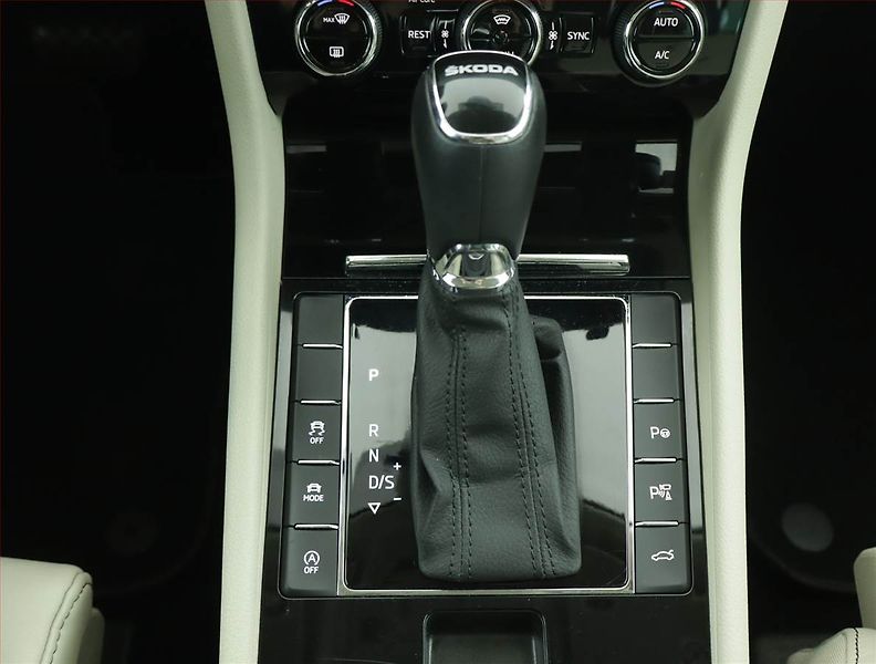 Škoda Superb (2023) Laurin&Klement 2.0 TDI - fotka 13 z 17