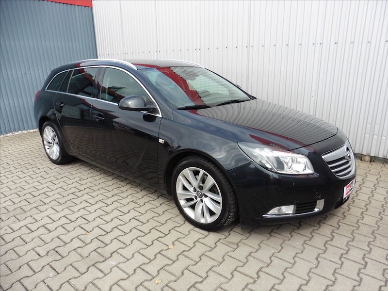 Opel Insignia 2,0   Cosmo Sports Tourer - fotka 2 z 16