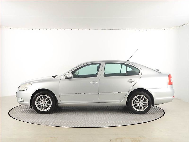 Škoda Octavia (2009) 1.6, Tempomat, Park. senzory - fotka 3 z 16