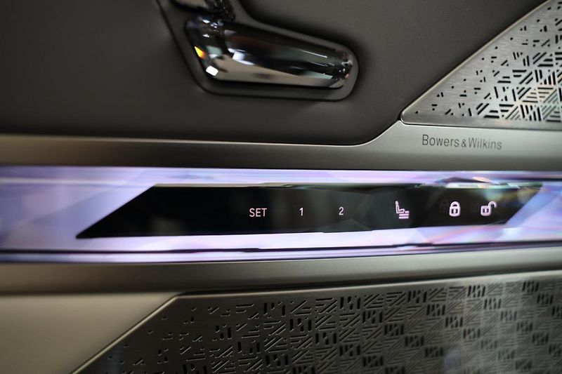 BMW i7 M70 - fotka 36 z 38