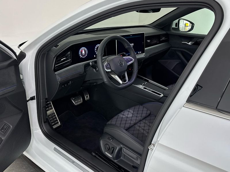 Volkswagen Passat R-Line - fotka 6 z 31