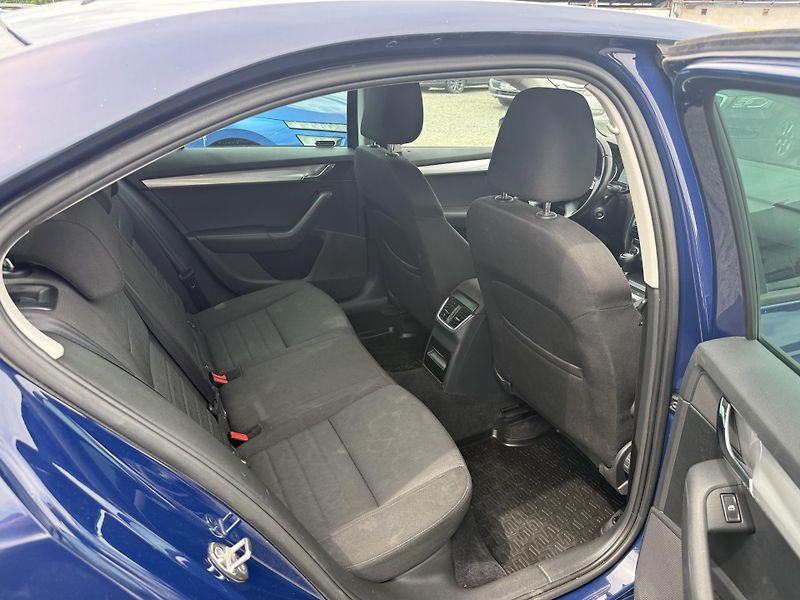 Škoda Octavia 1.6 TDI ELEGANCE - fotka 11 z 13