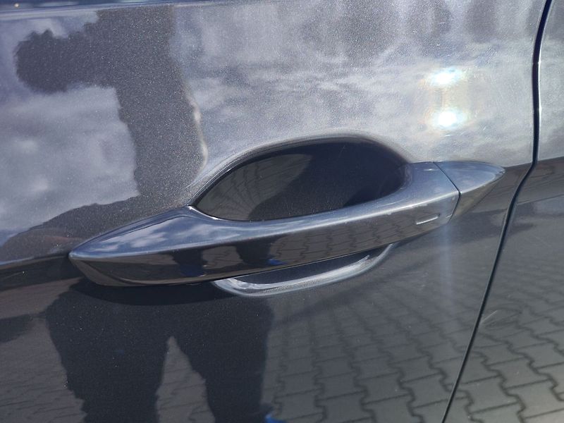 Volkswagen Passat 2.0 TDI/110kW Elegance DSG - fotka 12 z 37