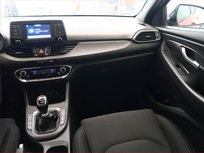 Hyundai i30 (2018) Go! 1.4 CVVT, Serv.kniha - fotka 8 z 17