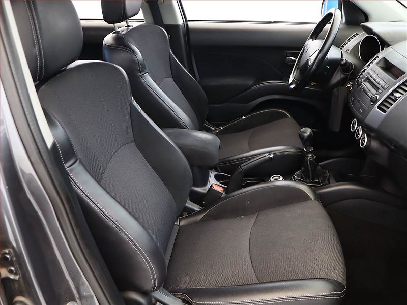 Peugeot 4007 (2007) 2.2 HDI, 4X4, Park. senzory - fotka 7 z 16