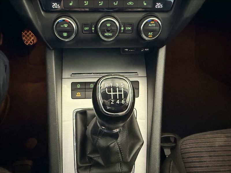 Škoda Octavia 1,4   TSI 110kW,SERVISKA,ČR - fotka 23 z 28