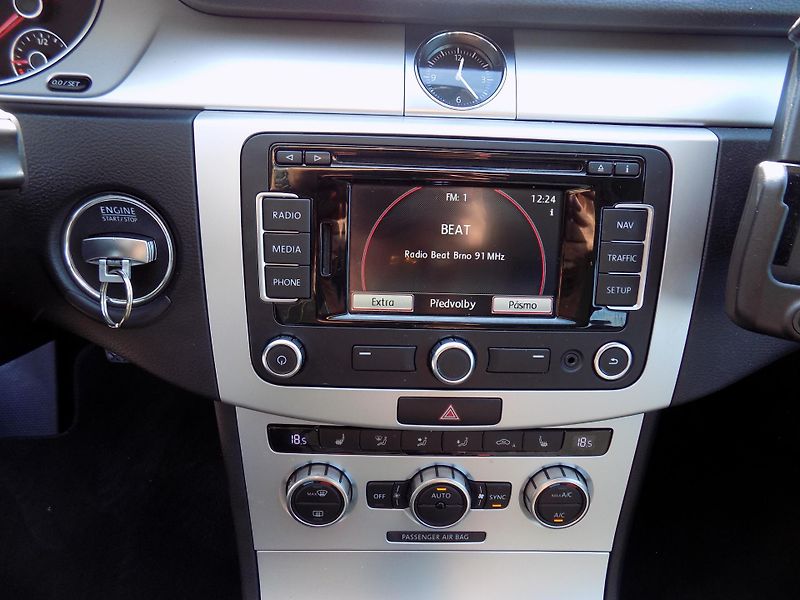 Volkswagen Passat 1,4 TSI 90 KW AUTOKLIMA VÝHŘEV - fotka 29 z 42