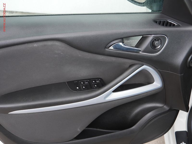 Opel Zafira (2016) 1.6 CDTi, AC, park.kamera - fotka 15 z 15