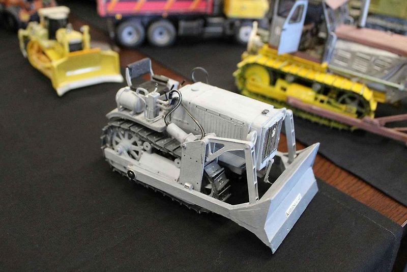 Papírový model buldozeru Caterpillar.