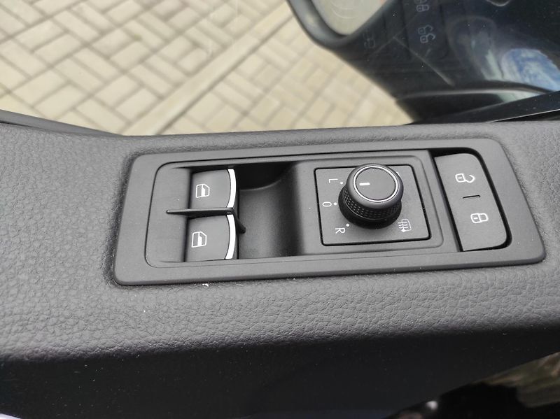Volkswagen Multivan 2,0TDi DSG,4x4,Highline,7 míst - fotka 35 z 59