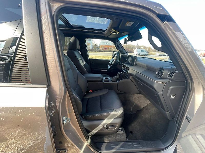 Toyota Land Cruiser 2.8D 8AT 4x4 Executive Skyview - fotka 34 z 34