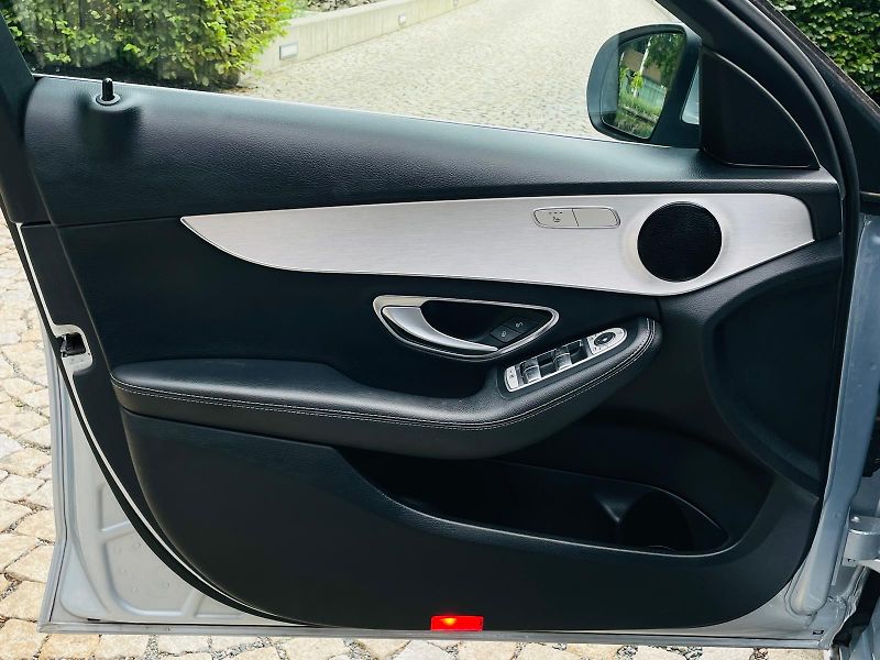 Mercedes-Benz Třídy C 220D MANUÁL VÝHŘEV SENZORY LED - fotka 31 z 52