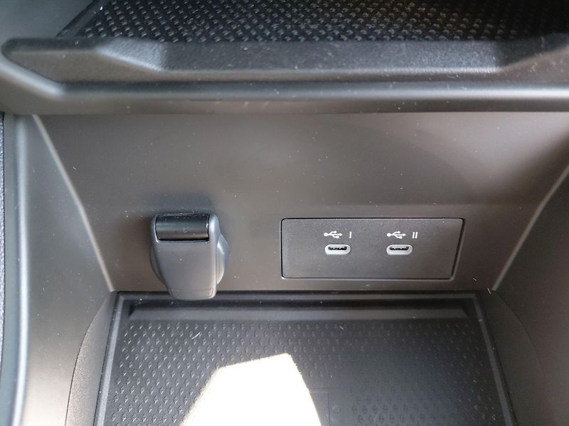 Renault Captur (2025) 1,3 TCe 160 EDC mild hybrid - fotka 23 z 24