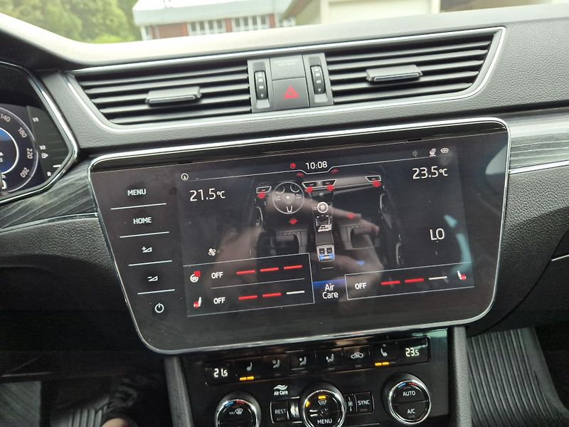Škoda Superb Combi 2,0TDi 110kw DSG 17ALU - fotka 39 z 53
