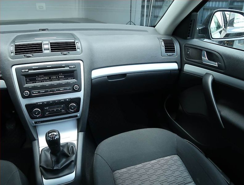 Škoda Octavia (2010) Ambiente 1.4 TSI, Tempomat - fotka 8 z 15