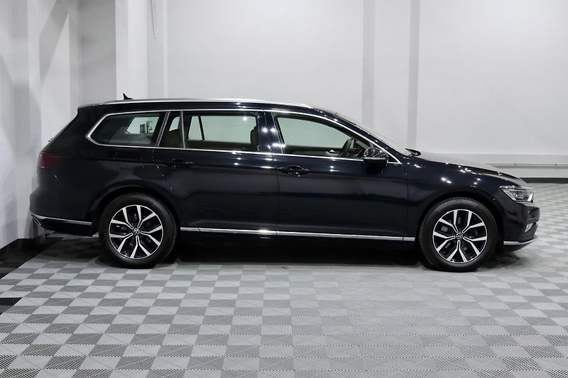 Volkswagen Passat 2.0 TSI 140 kW DSG Elegance - fotka 3 z 47