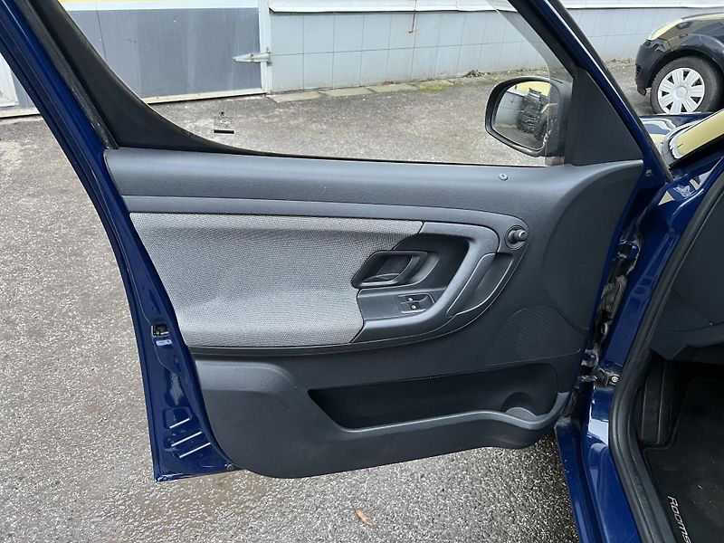 Škoda Roomster 1.6TDI 66KW,KLIMA,ESP,1MAJ - fotka 11 z 43