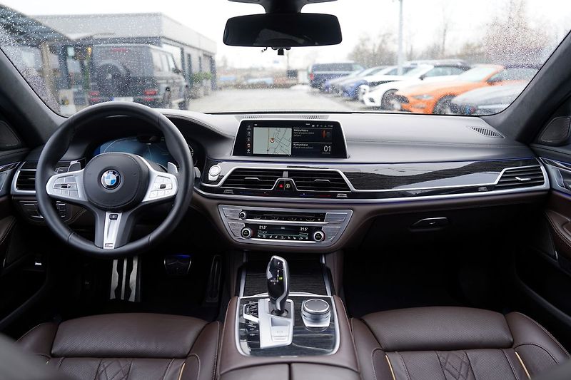 BMW Řada 7 740d xDrive/9AT/Lasery/Mpaket - fotka 27 z 50