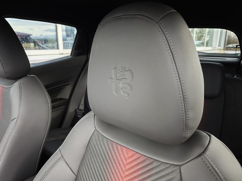Alfa Romeo Junior (2026)  Elettrica Speciale 156PS 54kW - fotka 25 z 43