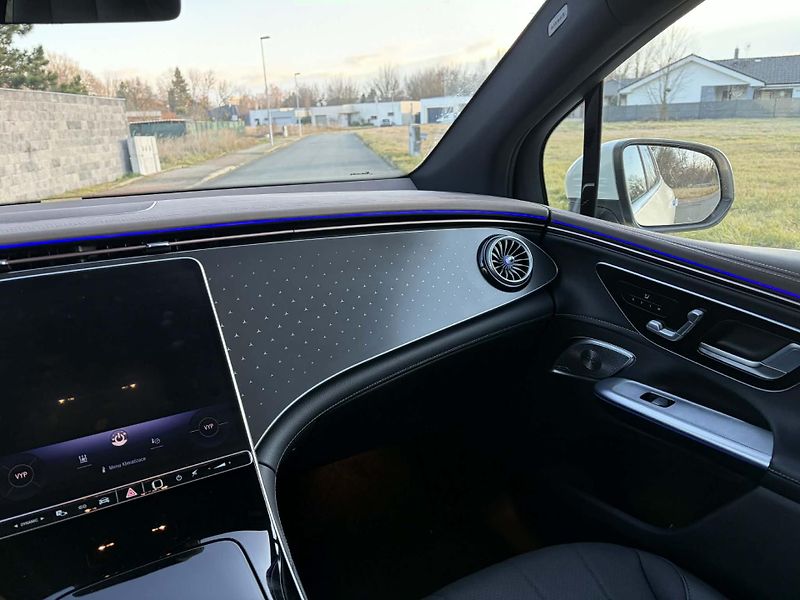Mercedes-Benz EQE (2023) 500 4MATIC - fotka 10 z 15