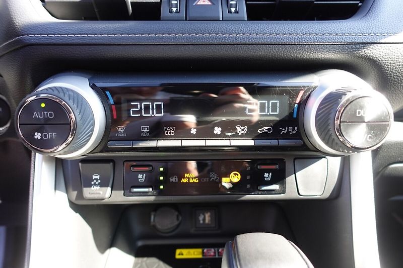 Toyota RAV4 2,5 HEV Executive FWD - fotka 25 z 35