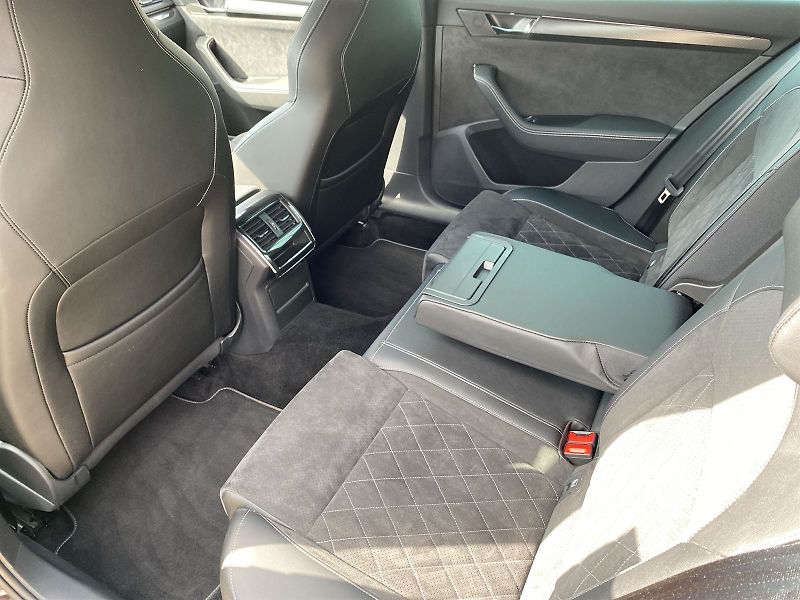 Škoda Superb (2022) Combi 2.0 TDI DSG Sportline - fotka 7 z 35