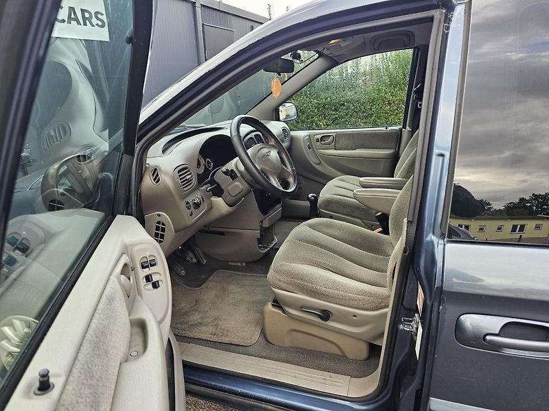 Chrysler Voyager 2.5 105kW 7 MÍST,TEMPOMAT - fotka 11 z 32