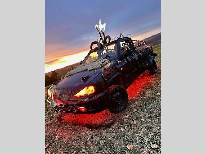 Vůz je podsvícený a šlehá plameny.