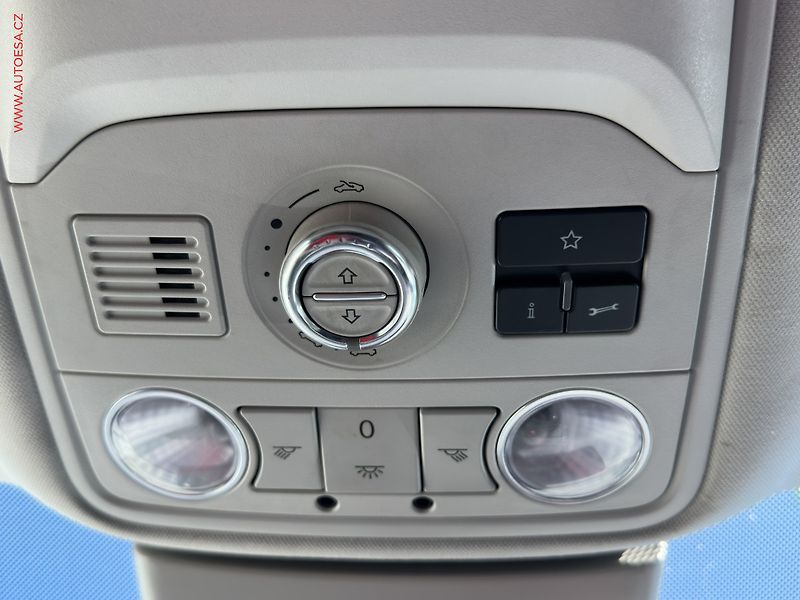 Volkswagen Touran (2011) 2.0 TDi, DSG, bixen, park - fotka 18 z 20