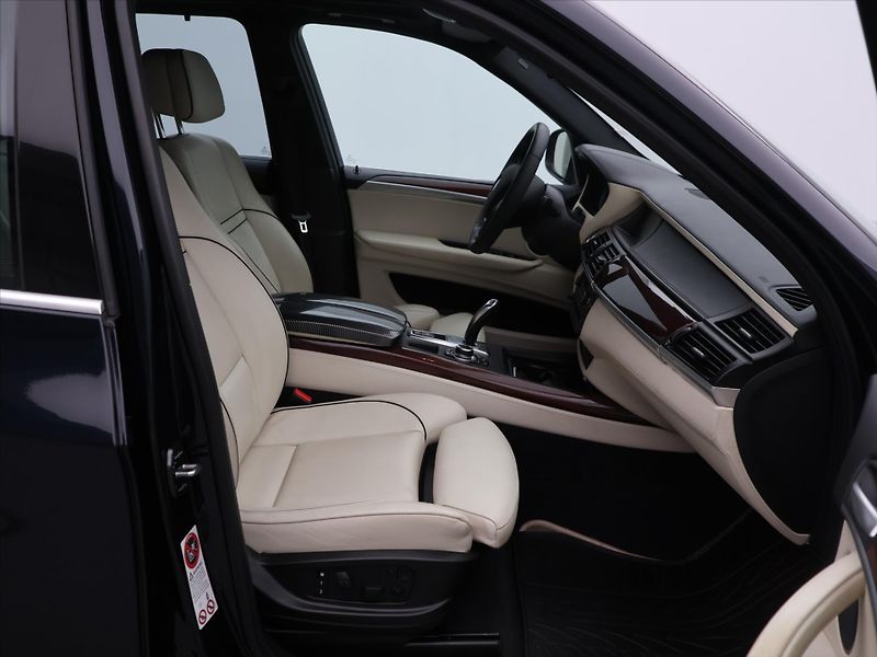 BMW X5 3,0 xDrive 40d 225kW CZ Kůže - fotka 12 z 27