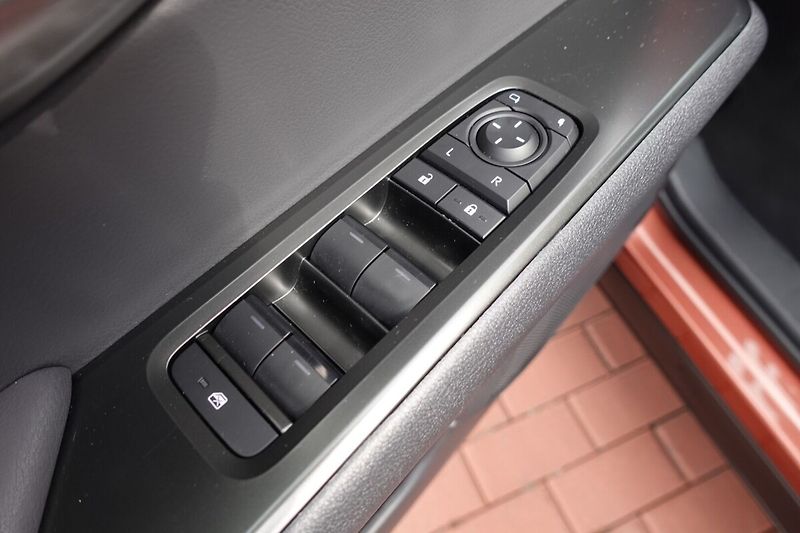 Lexus UX 300h UX300h 2,0 HEV Business Tech - fotka 11 z 34