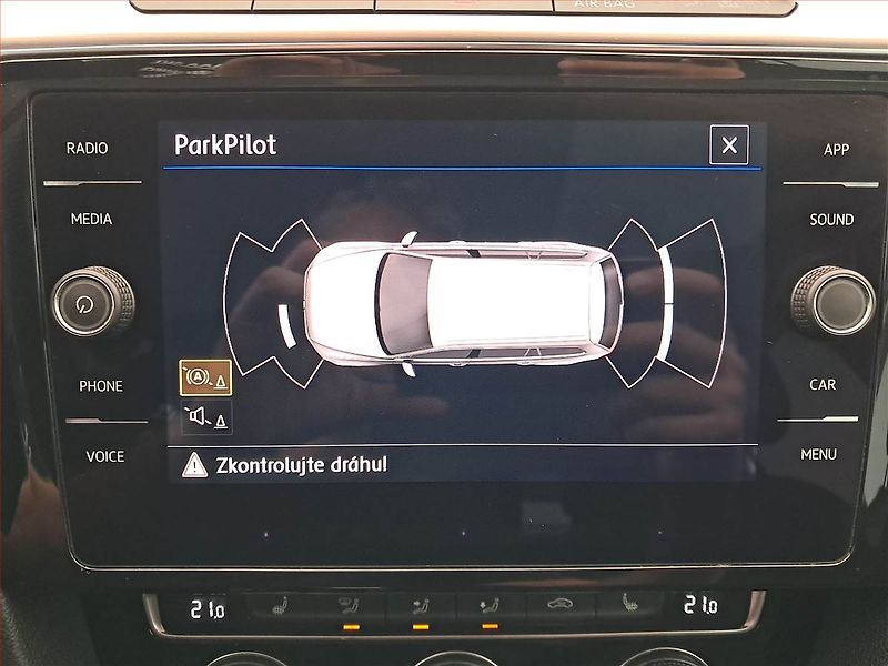 Volkswagen Passat (2019) R-Line 1.5 TSI - fotka 16 z 20