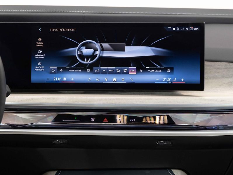 BMW Řada 7 750e xDrive - fotka 14 z 23