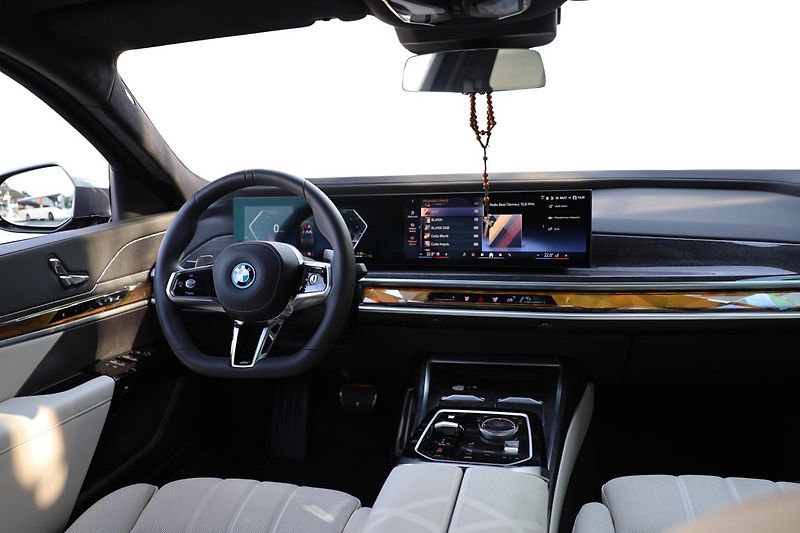 BMW Řada 7 750e xDrive - fotka 13 z 20