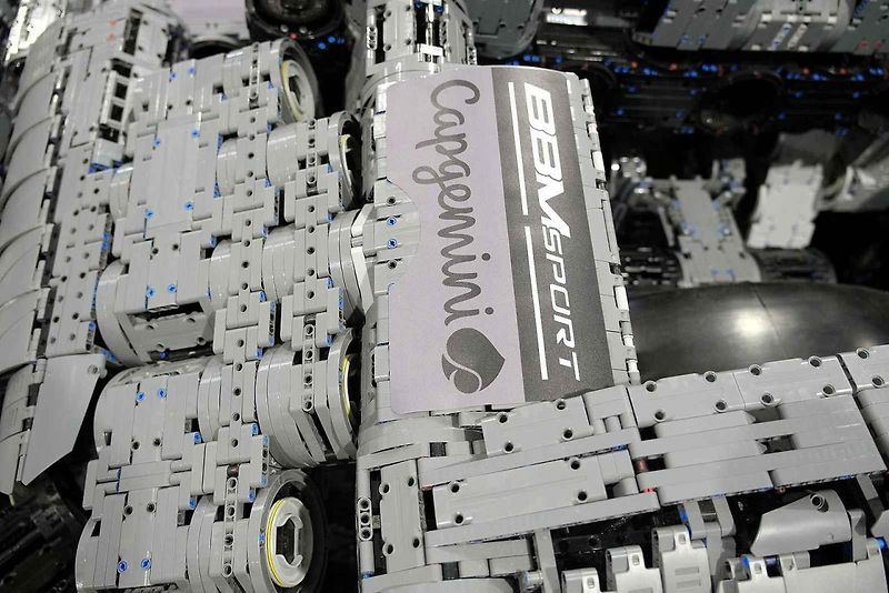 Instalace modelu stavebnice Peugeot Le Mans za účasti designera společnosti Lego.