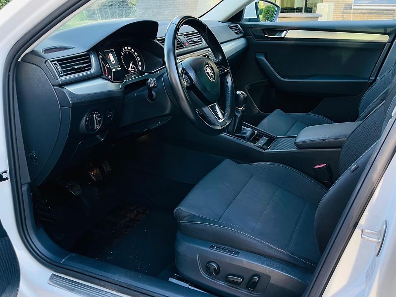 Škoda Superb 2.0TDI 1MAJITEL TAŽNÉ SERVISKA - fotka 27 z 44