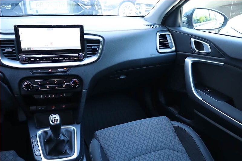 Kia Ceed (2024) Silver 1.5 T-GDI, Serv.kniha - fotka 7 z 19