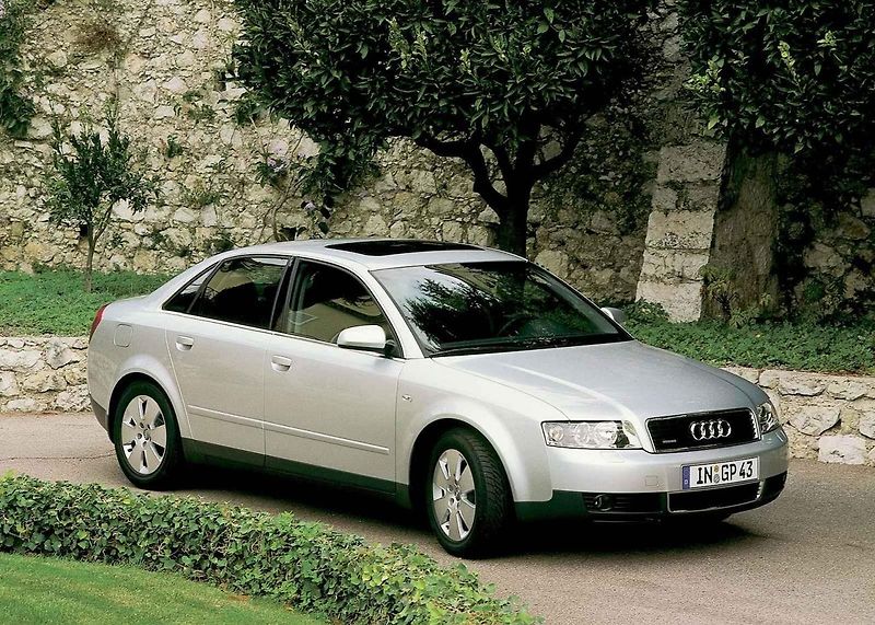 Audi A4 se v první generaci chlubila nápaditými propagačními snímky.