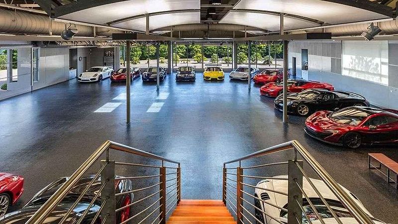 Automobily na fotkách samozřejmě nejsou součástí nemovitosti.